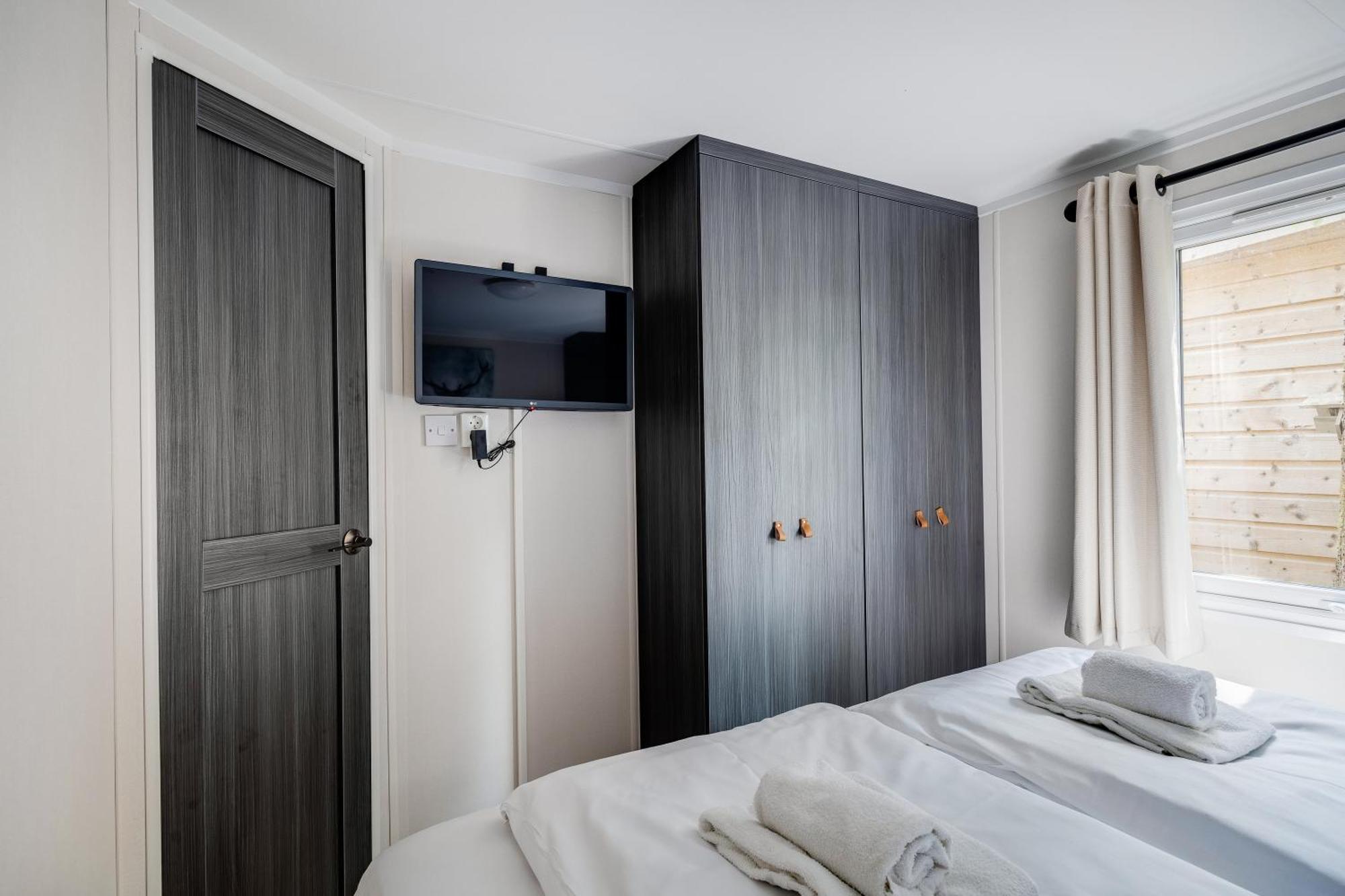 Veluwe Hoenderloo Luxury Chalet With Private Sauna And Hot Tub - Swimming Pool Tennis Court Supermarket Bowling Alley Theatre And Entertainment For Children Dış mekan fotoğraf